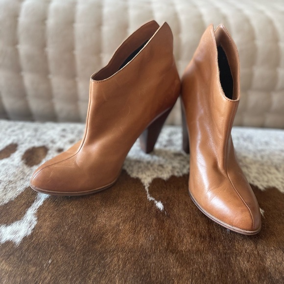 Darling leather booties in the PERFECT SHADE! Size 8 - Picture 4 of 5